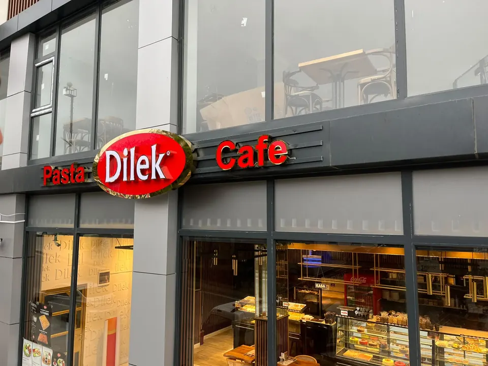 Dilek Pasta Cafe Gold Kenarlı Kutu Harf — İstanbul
